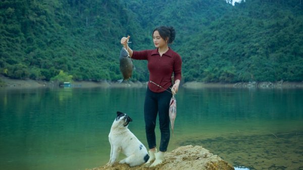 Строю новую жизнь в одиночестве на берегу озера — ловлю рыбу и копаю землю для своего дома