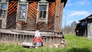 Интересные Дамы у Заброшенного Дома