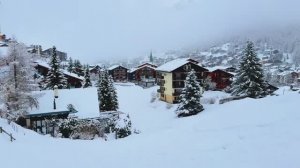 Жизнь в Швейцарии во время сильного снегопада — расслабляющая прогулка по швейцарскому городу.