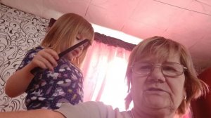Как внуча бабе причёску делала