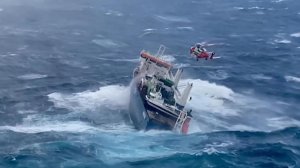 Вертолетная спасательная операция  в бурном Норвежском море.