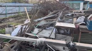 Купили маленькую дачу. Вычищаем территорию от мусора. Жарим шашлык на даче.