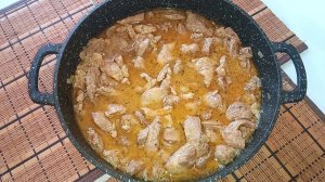 Рецепт вкусного ужина. Мясо с луком в сметанном соусе со специями