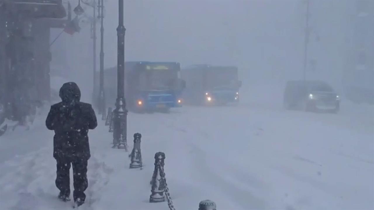 Снегопады накрыли российские регионы. смотреть онлайн