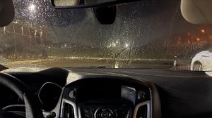 Идет дождь . Сижу в машине