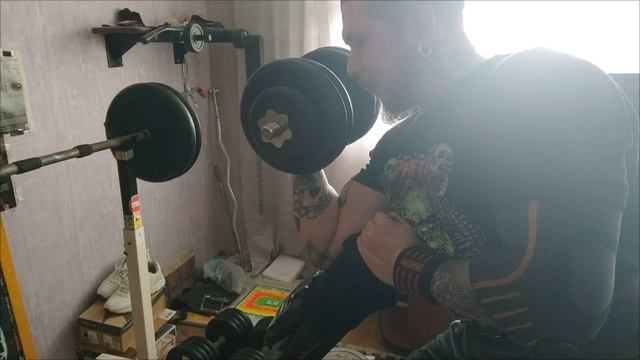 Подъем гантели на скамье Скотта 24×5