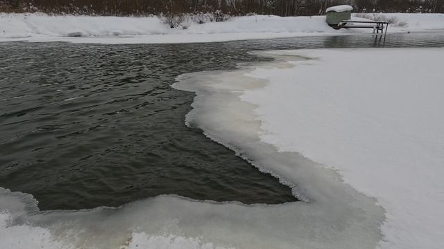 Волны бьются об лёд смотреть онлайн