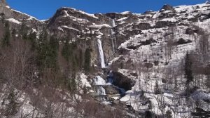 Мелодия воды Кавказа водопады и плачищий акардеон