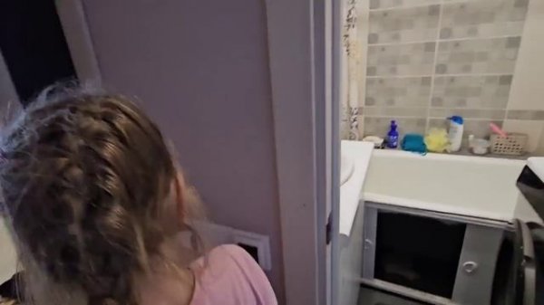 Сын привёз внучку Машу в гости. Бабушки нужны для веселья.