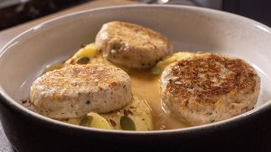 Куриные котлеты с пюрешкой и соусом из тимьяна