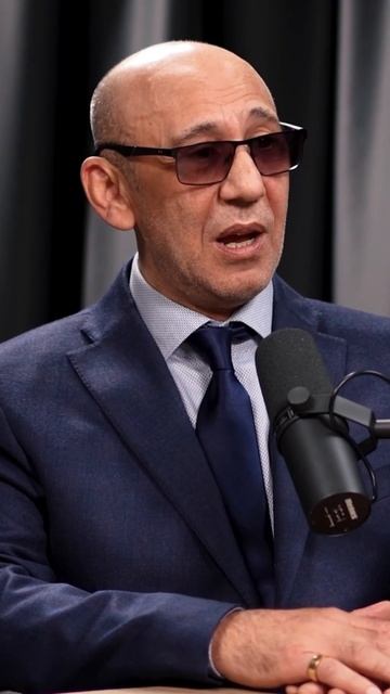 Почему некоторые семьи живут долго и счастливо, а некоторые разводятся смотреть онлайн