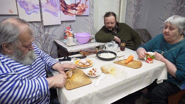 Нарезай потолще сало ! Вкуснее будет Вечер за столом в кругу семьи смотреть онлайн