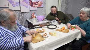 Нарезай потолще сало ! Вкуснее будет Вечер за столом в кругу семьи