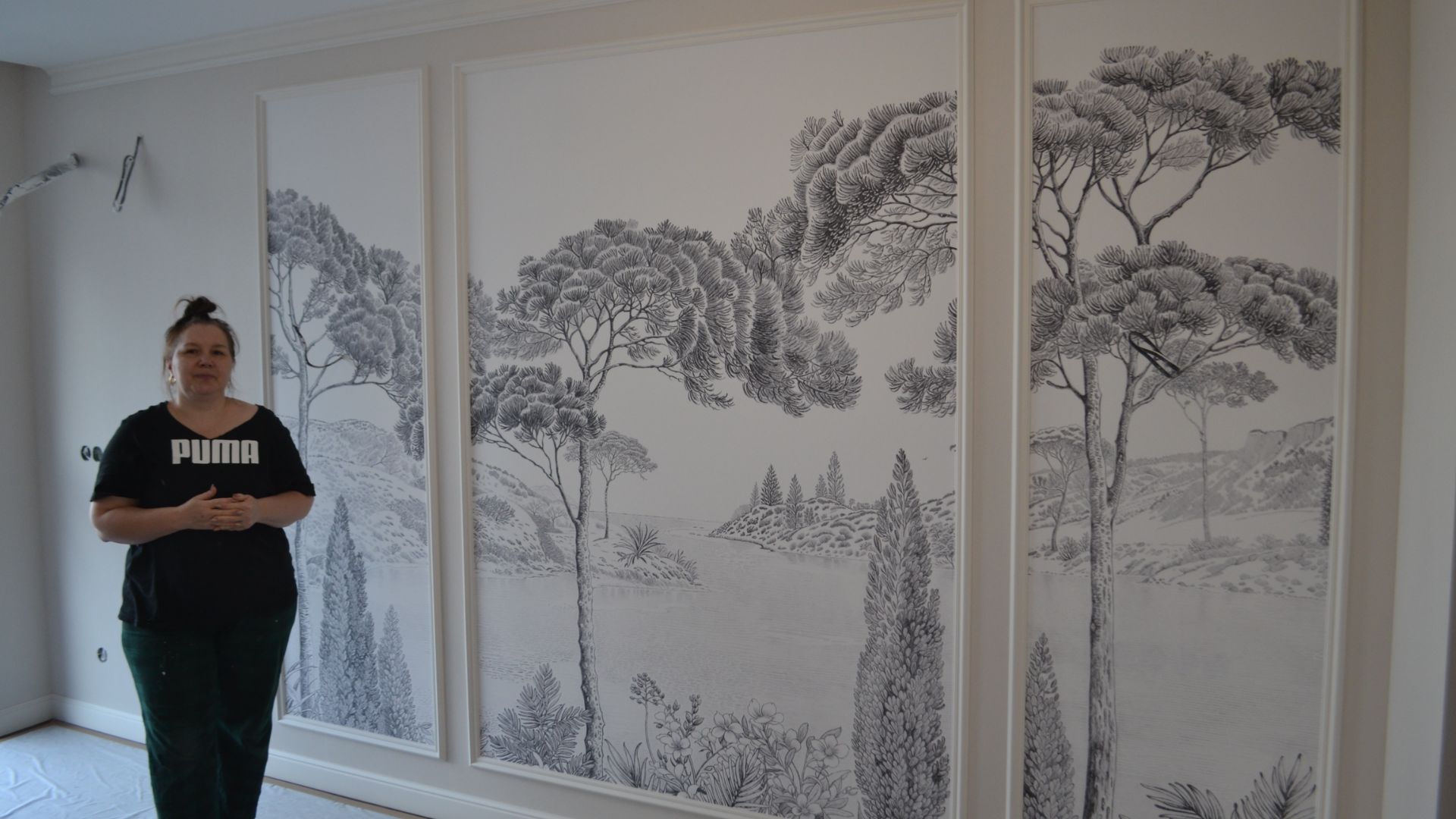 Обои Milassа вокруг рамок с фресками.