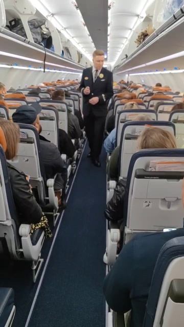 Что он делает? Что у него в руке?