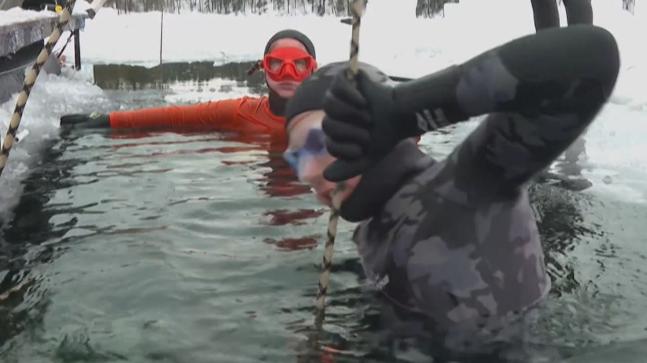 Фридайверы отметили Масленицу под водой на озере Длинное в Санкт-Петербурге смотреть онлайн