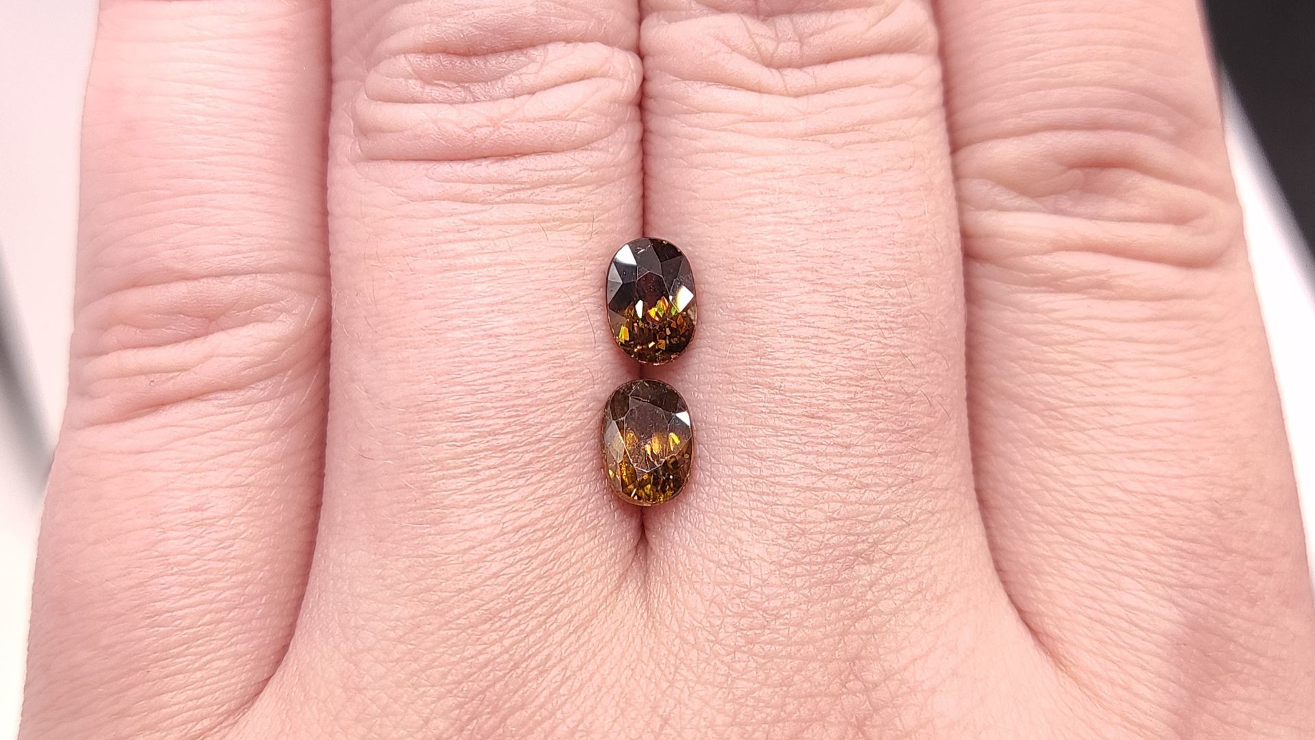 Сфен Титанит пара, овал 2.29 ct. Мадагаскар + гемм. заключение