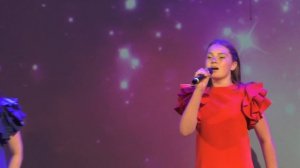 И снится нам не рокот космодрома, не эта ледяная синева, а снится нам трава, трава y дома.