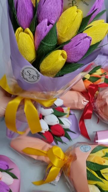 тюльпаны из конфет и гофробумаги