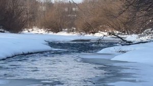 На реке тает лёд