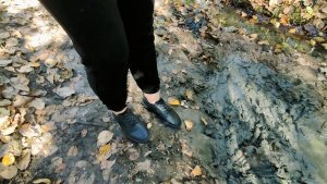 [ 28% ]▫️Девушка в черных кедах в грязи