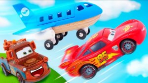 МУЛЬТИКИ ПРО МАШИНКИ 🚗 МАКВИН РАЗОГНАЛСЯ ДО ЗАПРЕДЕЛЬНОЙ СКОРОСТИ И ЕГО НЕ МОЖЕТ ПОЙМАТЬ САМОЛЁТ ✈