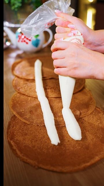 Хайповый блинный торт Роза с вишней и сливочным кремом