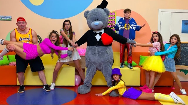 АМИНА и ДЕВЧОНКИ НЕ МОГУТ ПОДЕЛИТЬ СТРАННЫЙ ПОДАРОК!!! ПАРНИ В ШОКЕ! смотреть онлайн