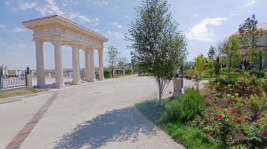 Идем вдоль канала к арке с колонными в Новом Херсонесе в Севастополе на Черном Море