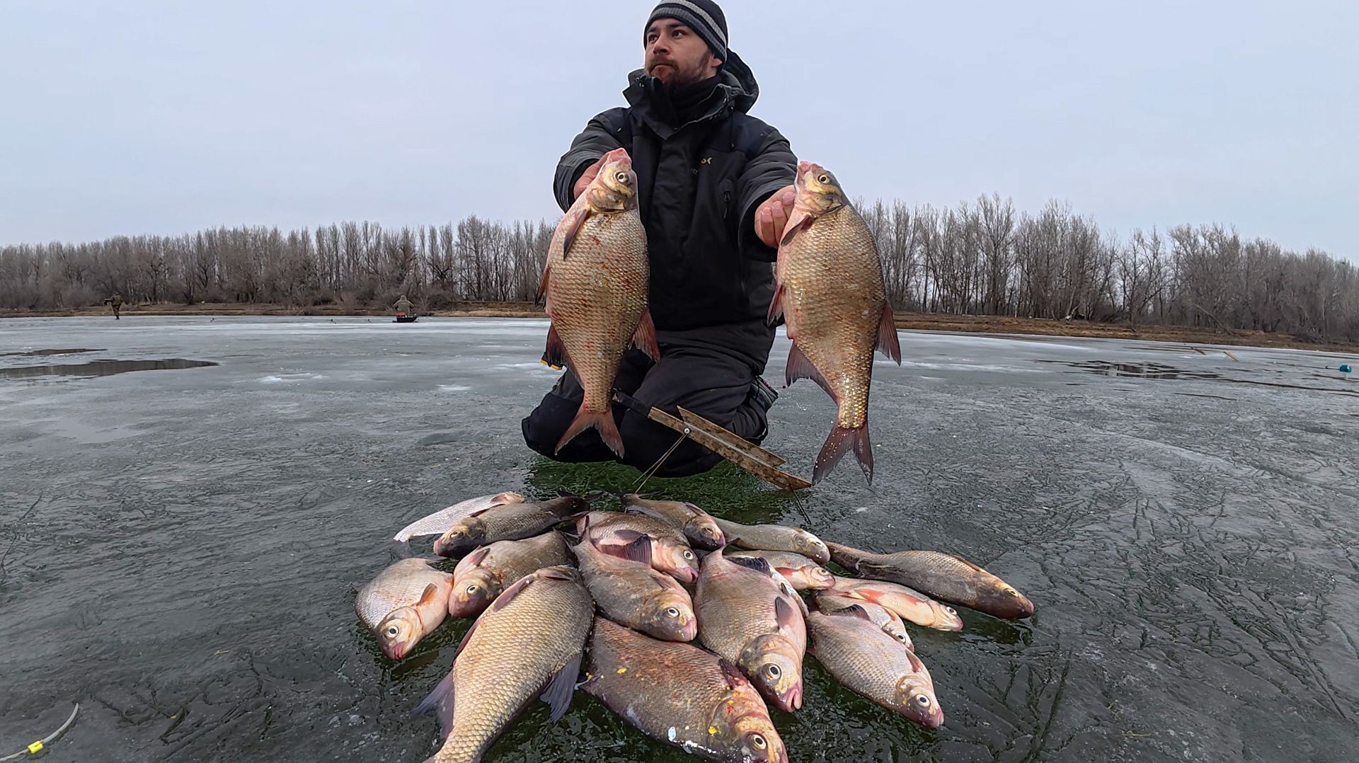 ПОСЛЕДНИЙ ЛЁД - РЫБА ПРЁТ! КЛАССНО ПОЛОВИЛИ ЛЕЩЕЙ. Подкормил орлана. Рыбалка в Астрахани. смотреть онлайн