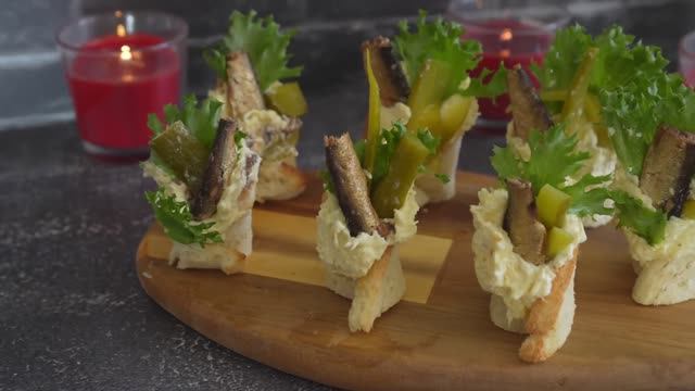 ТАК БУТЕРБРОДЫ СО ШПРОТАМИ ВЫ ТОЧНО ЕЩЁ НЕ ГОТОВИЛИ! смотреть онлайн