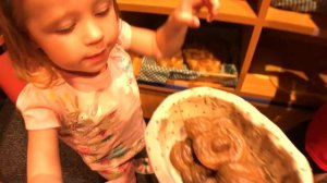 Настя играет в сюжетные игры в музее науки для детей