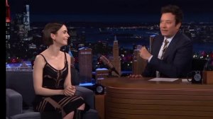 Реакция Лили Коллинз на появление Эмили в Париже, вызвавшее споры между мировыми лидерами | The Toni