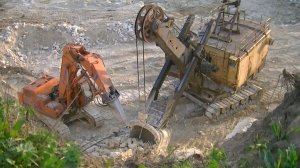 Экскаваторы ЭКГ-4.6Б и Кранэкс EK450FS с гидромолотом в карьере, часть 1