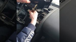 Снятие дефлектора Nissan Qashqai j10 обдува и установка держателя телефона.mp4