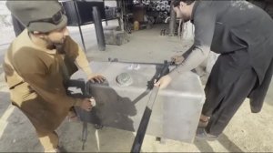 Процесс кустарного изготовления бензобака грузовика. Пакистан