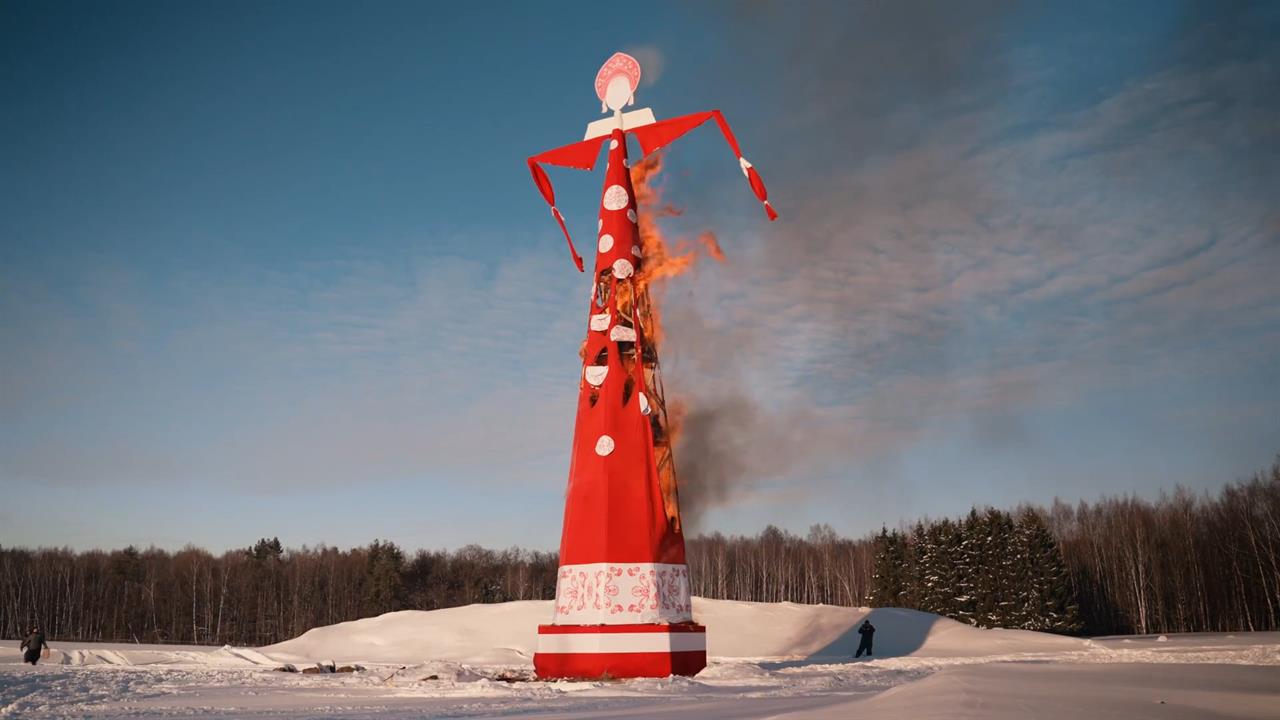 Выше пятиэтажки: в Москве сожгли самое большое чучело Масленицы смотреть онлайн
