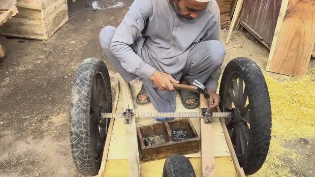 Деревянная тележка торговца ручной работы. Пакистан смотреть онлайн