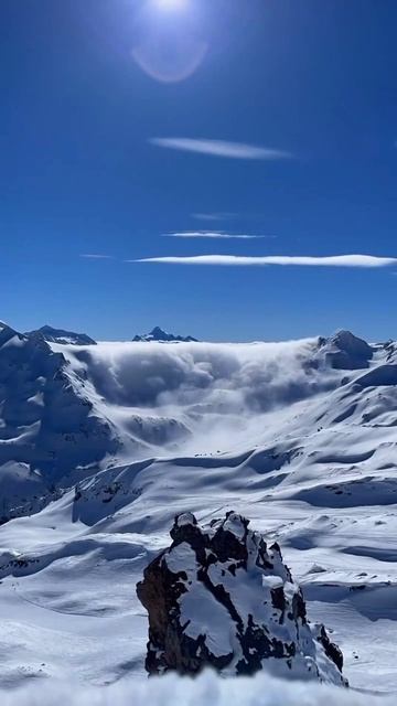 Иногда на склонах Эльбруса можно увидеть, как облачная масса перетекает через хребет и спускается вн