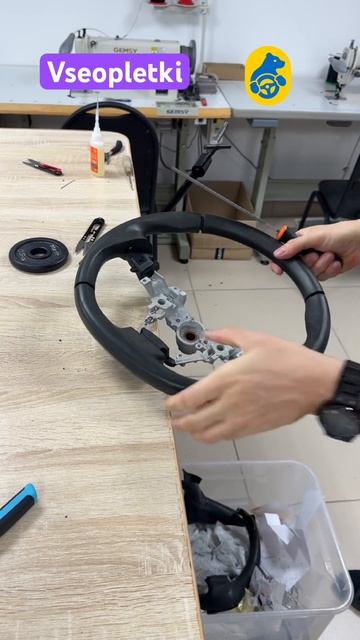 Расширяю канавки рашпилем. #кожаныйруль #накладканаруль #оплеткаруля