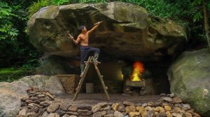 Я вырубил убежище в гигантском камне.   Готовлю и пью чай в тропическом лесу.