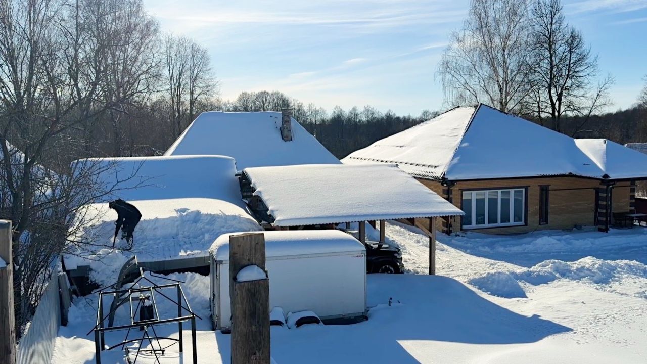 Пришлось лезть на крышу чтобы спасти навес. Нужно перестраховаться. Пробиваем дорогу. смотреть онлайн