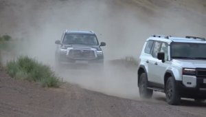 Новый Prado Toyota Land Cruiser 250 против Tank 500 _ Diyas Valikhan