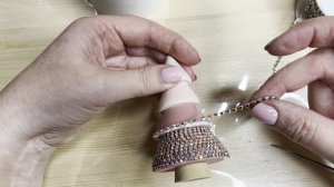Декор стразовой лентой деревянной игрушки елочки