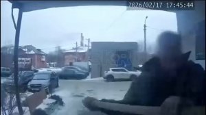 В Орске случился эпичный конфликт старой школы с новыми технологиями. Местный житель по непонятной п