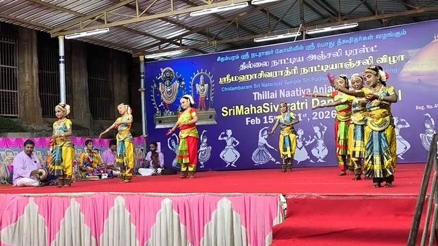 Конкурс детских танцев в Чидамбарам, сакральном месте Индии. Тамил Наду. Фестиваль Шри МахаШиварадж