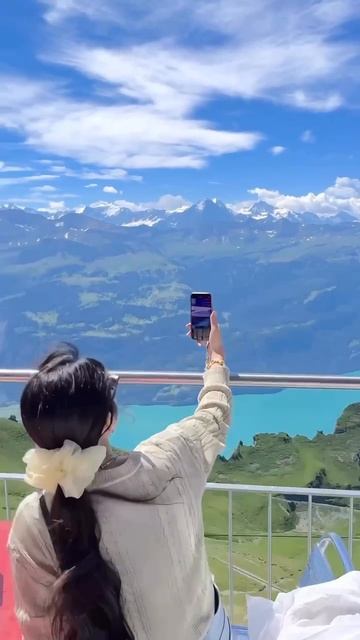 Вид на Бриенцское озеро, которое находится на территории швейцарского кантона Берн.