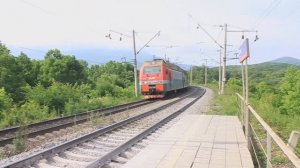 Контейнерный поезд из Находки в горах Сихотэ-Алинь. Июль 2022.