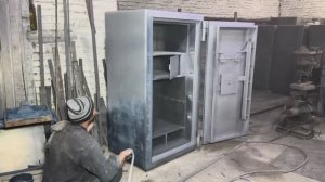 Процесс изготовления сейфа. Пакистан
