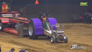 Подготовленные грузовики и хот-роды тянут тяжелый прицеп.